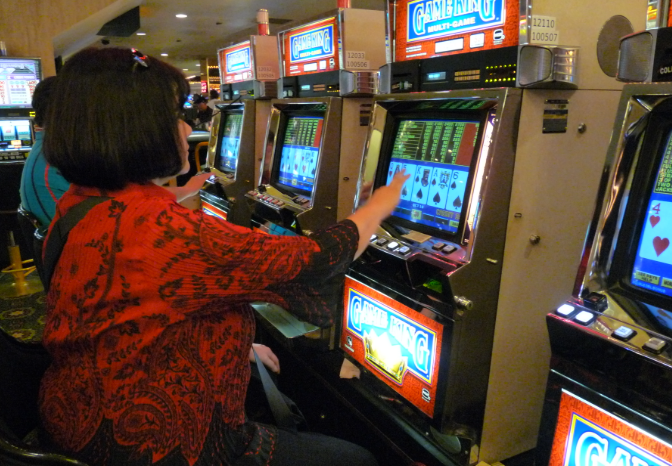 Perbedaan Casino Tradisional dan Casino Online